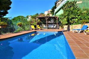 Bazén v ubytování VILLA FLORES 8 personas LLORET DE MAR nebo v jeho okolí