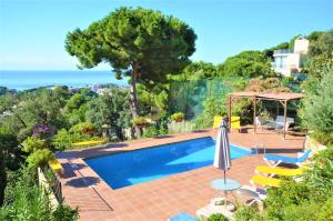 Bazén v ubytování VILLA FLORES 8 personas LLORET DE MAR nebo v jeho okolí