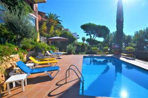 Bazén v ubytování VILLA FLORES 8 personas LLORET DE MAR nebo v jeho okolí