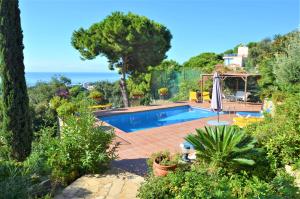 Bazén v ubytování VILLA FLORES 8 personas LLORET DE MAR nebo v jeho okolí