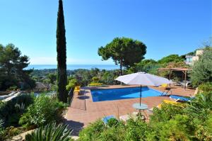 Bazén v ubytování VILLA FLORES 8 personas LLORET DE MAR nebo v jeho okolí