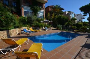 Bazén v ubytování VILLA FLORES 8 personas LLORET DE MAR nebo v jeho okolí