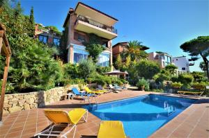 Bazén v ubytování VILLA FLORES 8 personas LLORET DE MAR nebo v jeho okolí