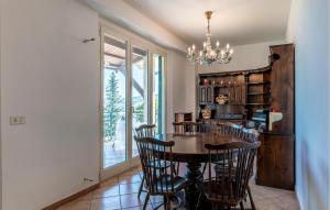 d'une salle à manger avec une table, des chaises et une fenêtre. dans l'établissement Cozy Home In Montenero Di Bisaccia With House A Panoramic View, à Montenero di Bisaccia