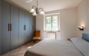 - une chambre avec un lit et une fenêtre dans l'établissement Cozy Home In Montenero Di Bisaccia With House A Panoramic View, à Montenero di Bisaccia