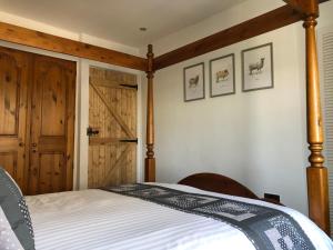 een slaapkamer met een bed en een houten deur bij Quarry Cottage near Hawes, Yorkshire Dales, Pet free in Hawes