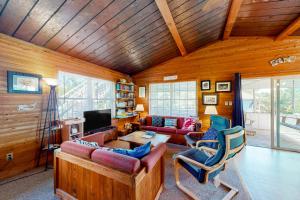 ein Wohnzimmer mit Holzwänden und einer Holzdecke in der Unterkunft Blue Dolphin 054 in Avon