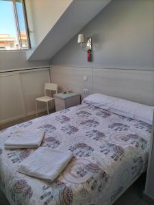 - une chambre avec un lit et 2 serviettes dans l'établissement Hostal San Pedro, à Coslada