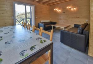 een keuken en een woonkamer met een tafel en stoelen bij Domaine Du Sauveur in Luz-Saint-Sauveur