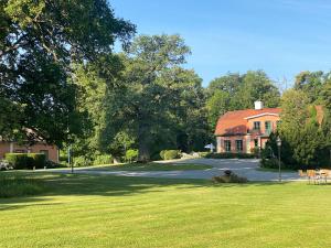 マリーフレッドにあるSpectacular 6-bed house in beautiful manor parkの前の緑の芝生の家