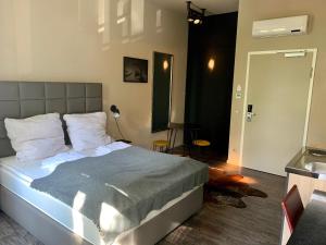 een slaapkamer met een bed en een deur naar een kamer bij Arbio I Apartmently Studios & Apartments in Berlijn