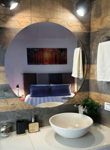 ein Bad mit einem Waschbecken und einem Spiegel in der Unterkunft Studio Mirador, todo lo que necesitas para disfrutar in Tarija
