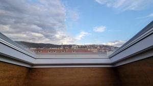 una ventana en el techo con vistas a la ciudad en Ospitale 7 en Trieste