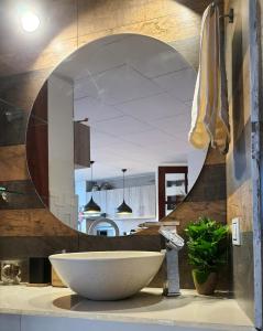 a bathroom with a sink and a mirror at Studio Mirador, todo lo que necesitas para disfrutar in Tarija