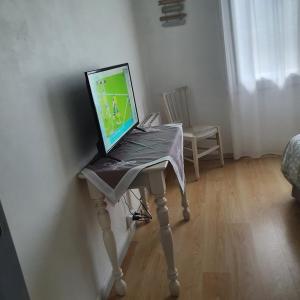 laptopa siedzącego na stole w pokoju w obiekcie Verolithos w mieście Narrosse