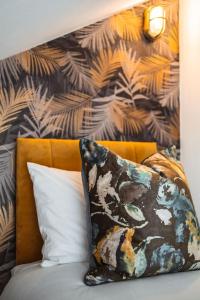 グラスゴーにあるThe West End Loft - 5* Retreat - Private Parking!の枕(壁掛け式ベッドの上に座る)