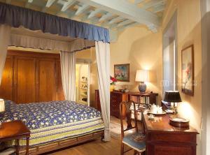 A bed or beds in a room at Apartments Florence - Classic Tornabuoni