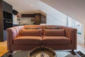グラスゴーにあるThe West End Loft - 5* Retreat - Private Parking!のリビングルームに置かれた茶色のソファ