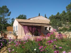 una casa con un jardín con flores delante en Charmante Petite Maison & Spa à Bulles & Grande Terrasse Plein SUD !, en Entrecasteaux