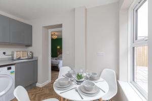 Fotografie z fotogalerie ubytování Modern and spacious 7 bedroom house v destinaci Littlehampton