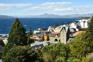 una ciudad a orillas de un cuerpo de agua en Vista II Apartments en San Carlos de Bariloche