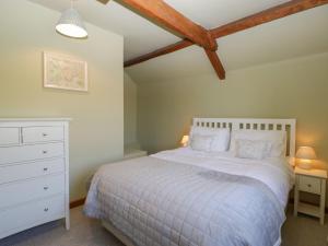 1 dormitorio con 1 cama blanca y vestidor blanco en Wesley House, en Shepton Mallet
