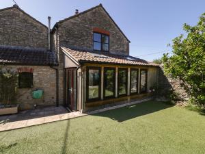 an extension to a house with a yard at Wesley House in Shepton Mallet