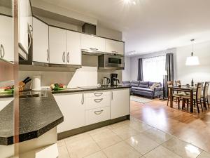 Kuchyňa alebo kuchynka v ubytovaní VisitZakopane - Dubaj Apartment + 9 fotografií