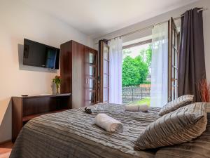 una camera da letto con un grande letto con cuscini sopra di VisitZakopane - Dubaj Apartment a Zakopane