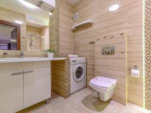 ザコパネにあるVisitZakopane - Dubaj Apartmentのバスルーム(洗濯機、洗濯機付)