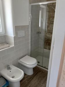 La salle de bains est pourvue d'un lavabo et d'une douche. dans l'établissement Minicasa nella fattoria, à Atessa