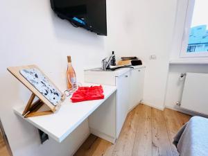 małą kuchnię z białym blatem i zlewem w obiekcie DUOMO City Center - Petit Studio w Mediolanie