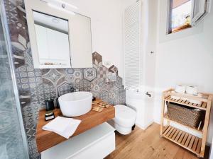 łazienka z umywalką i toaletą w obiekcie DUOMO City Center - Petit Studio w Mediolanie