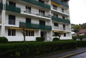 un edificio de apartamentos con balcones en un lateral en Appartement Résidence du Lac, en San Juan de Luz