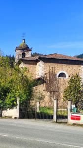 Zdjęcie z galerii obiektu Alojamiento rural, jardín, a 25 minutos de Bilbao, parking gratuito w mieście Aránzazu Celaya