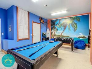 una mesa de billar en una habitación con un mural de palmeras en 4BR Family Home Pvt Pool BBQ, en Kissimmee
