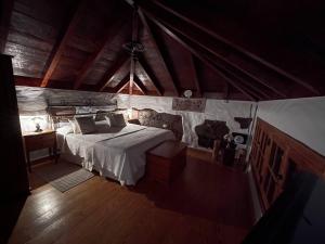 una camera con letto e soffitto in legno di Villa Rural Faldas del Teide a Icod de los Vinos
