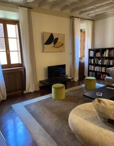 a living room with a couch and a tv at La casa di Susy Campo Marzio in Rome