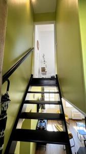una escalera en una habitación con escalera en La Cabarette, en Arry