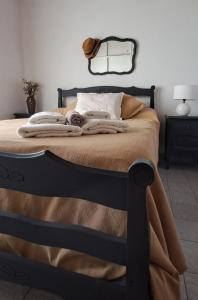 um quarto com uma cama grande com uma moldura preta em Lugar confortable y tranquilo em Carmen de Patagones