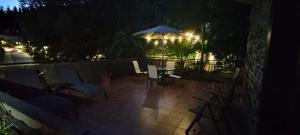 Patio lub wspólna przestrzeń na świeżym powietrzu w obiekcie Alojamiento rural, jardín, a 25 minutos de Bilbao, parking gratuito