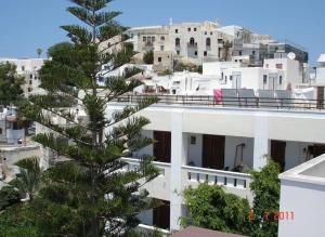 a tree on the side of a white building at Naxos Lane Center Studios in Naxos Chora