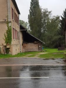 an old building on the side of a street at Cosy Lodg in Bourogne