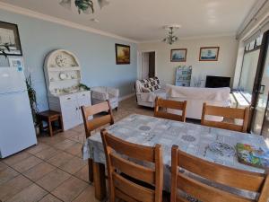 eine Küche und ein Wohnzimmer mit einem Tisch und Stühlen in der Unterkunft High Tide in Duncannon