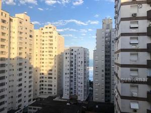 un grupo de edificios altos en una ciudad en Melhor de Guarujá - Praia de Pitangueiras, en Guarujá