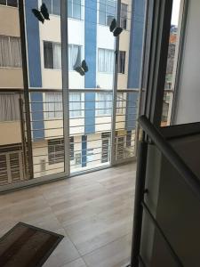 Camera con vista su un edificio con finestre di Apartamento turístico amoblado Barbosa a Barbosa