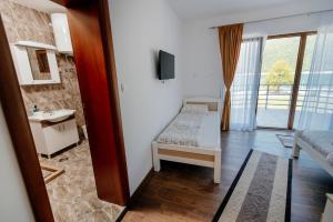 Postel nebo postele na pokoji v ubytování Piva lake