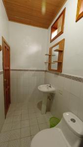 Ein Badezimmer in der Unterkunft El Retiro Lanquin