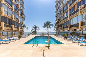 ein Bild eines Swimmingpools in einem Hotel in der Unterkunft Unique first line apartment in Marbella