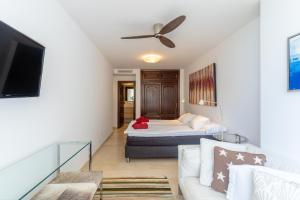 ein Wohnzimmer mit einem Bett und einem Sofa in der Unterkunft Unique first line apartment in Marbella